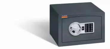Ein graphitgrauer Möbeltresor mit einem elektronischen Schloss. Die Tür ist geschlossen. Der Tresor steht vor einem weißen Hintergrund.