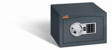 Ein graphitgrauer Möbeltresor mit einem elektronischen Schloss. Die Tür ist geschlossen. Der Tresor steht vor einem weißen Hintergrund.