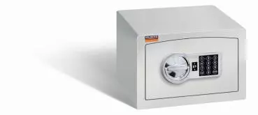 Ein lichtgrauer Möbeltresor mit einem elektronischen Schloss. Die Tür ist geschlossen. Der Tresor steht vor einem weißen Hintergrund.