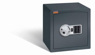 Ein graphitgrauer Möbeltresor mit einem elektronischen Schloss. Die Tür ist geschlossen. Der Tresor steht vor einem weißen Hintergrund.