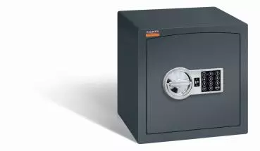 Ein graphitgrauer Möbeltresor mit einem elektronischen Schloss. Die Tür ist geschlossen. Der Tresor steht vor einem weißen Hintergrund.