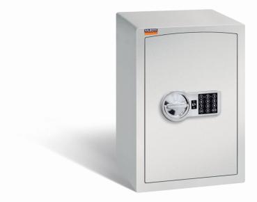 Ein lichtgrauer Möbeltresor mit einem elektronischen Schloss. Die Tür ist geschlossen. Der Tresor steht vor einem weißen Hintergrund.