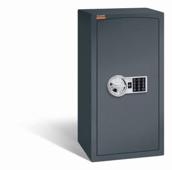 Ein graphitgrauer Möbeltresor mit einem elektronischen Schloss. Die Tür ist geschlossen. Der Tresor steht vor einem weißen Hintergrund.
