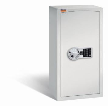 Ein lichtgrauer Möbeltresor mit einem elektronischen Schloss. Die Tür ist geschlossen. Der Tresor steht vor einem weißen Hintergrund.