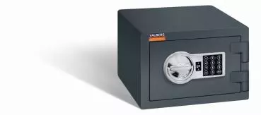 Ein graphitgrauer Möbeltresor mit einem elektronischen Schloss. Die Tür ist geschlossen. Der Tresor steht vor einem weißen Hintergrund.