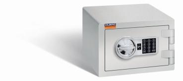 Ein lichtgrauer Möbeltresor mit einem elektronischen Schloss. Die Tür ist geschlossen. Der Tresor steht vor einem weißen Hintergrund.