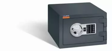 Ein graphitgrauer Möbeltresor mit einem elektronischen Schloss. Die Tür ist geschlossen. Der Tresor steht vor einem weißen Hintergrund.