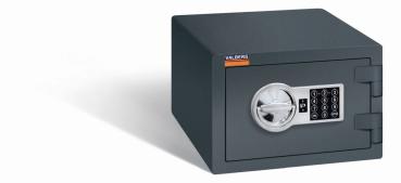 Ein graphitgrauer Möbeltresor mit einem elektronischen Schloss. Die Tür ist geschlossen. Der Tresor steht vor einem weißen Hintergrund.