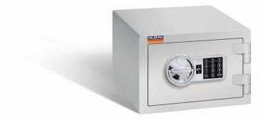Ein lichtgrauer Möbeltresor mit einem elektronischen Schloss. Die Tür ist geschlossen. Der Tresor steht vor einem weißen Hintergrund.