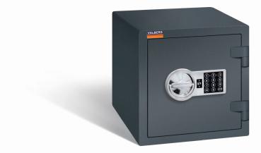 Ein graphitgrauer Möbeltresor mit einem elektronischen Schloss. Die Türen sind geschlossen. Der Tresor steht vor einem weißen Hintergrund.