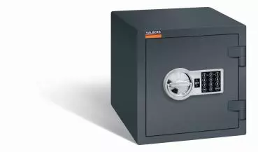 Ein graphitgrauer Möbeltresor mit einem elektronischen Schloss. Die Türen sind geschlossen. Der Tresor steht vor einem weißen Hintergrund.