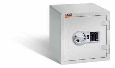 Ein lichtgrauer Möbeltresor mit einem elektronischen Schloss. Die Tür ist geschlossen. Der Tresor steht vor einem weißen Hintergrund.