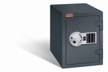 Ein graphitgrauer Möbeltresor mit einem elektronischen Schloss. Die Tür ist geschlossen. Der Tresor steht vor einem weißen Hintergrund.