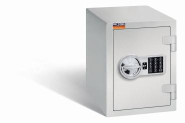 Ein lichtgrauer Möbeltresor mit einem elektronischen Schloss. Die Tür ist geschlossen. Der Tresor steht vor einem weißen Hintergrund.