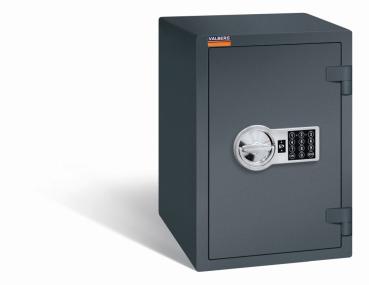 Ein graphitgrauer Möbeltresor mit einem elektronischen Schloss. Die Tür ist geschlossen. Der Tresor steht vor einem weißen Hintergrund.