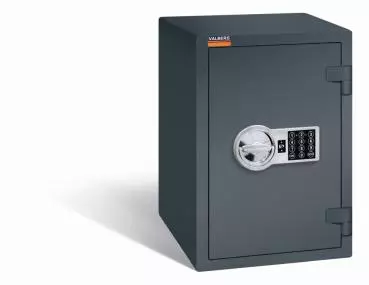 Ein graphitgrauer Möbeltresor mit einem elektronischen Schloss. Die Tür ist geschlossen. Der Tresor steht vor einem weißen Hintergrund.