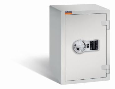 Ein lichtgrauer Möbeltresor mit einem elektronischen Schloss. Die Tür ist geschlossen. Der Tresor steht vor einem weißen Hintergrund.