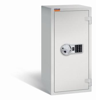 Ein lichtgrauer Möbeltresor mit einem elektronischen Schloss. Die Tür ist geschlossen. Der Tresor steht vor einem weißen Hintergrund.