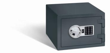 Ein graphitgrauer Möbeltresor mit einem elektronischen Schloss. Die Tür ist geschlossen. Der Tresor steht vor einem weißen Hintergrund.