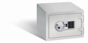 Ein lichtgrauer Möbeltresor mit einem elektronischen Schloss. Die Tür ist geschlossen. Der Tresor steht vor einem weißen Hintergrund.