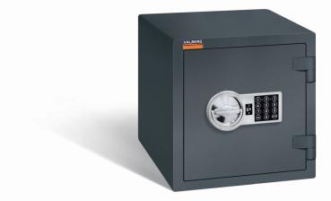 Ein graphitgrauer Möbeltresor mit einem elektronischen Schloss. Die Tür ist geschlossen. Der Tresor steht vor einem weißen Hintergrund.