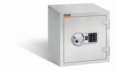 Ein lichtgrauer Möbeltresor mit einem elektronischen Schloss. Die Tür ist geschlossen. Der Tresor steht vor einem weißen Hintergrund.