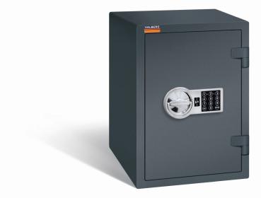 Ein graphitgrauer Möbeltresor mit einem elektronischen Schloss. Die Tür ist geschlossen. Der Tresor steht vor einem weißen Hintergrund.