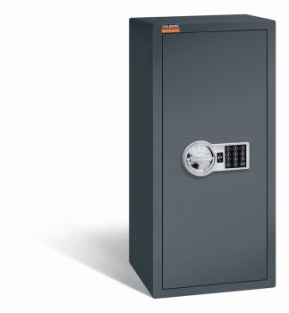 Ein graphitgrauer Möbeltresor mit einem elektronischen Schloss. Die Tür ist geschlossen. Der Tresor steht vor einem weißen Hintergrund.
