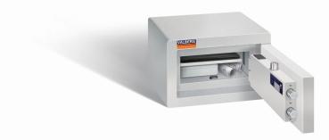 Ein lichtgrauer Möbeltresor mit einer geöffneten Tür. Im Innenraum befindet sich ein Laptop, eine Kassenbox und zwei Baupläne. Das Produkt steht vor einem weißen Hintergrund.