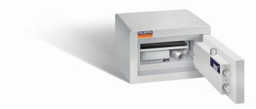 Ein lichtgrauer Möbeltresor mit einer geöffneten Tür. Im Innenraum befindet sich ein Laptop, eine Kassenbox und zwei Baupläne. Das Produkt steht vor einem weißen Hintergrund.