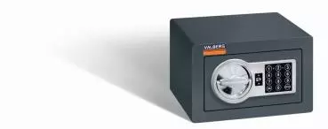 Ein graphitgrauer Möbeltresor mit einem elektronischen Schloss. Die Tür ist geschlossen. Der Tresor steht vor einem weißen Hintergrund.