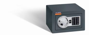 Ein graphitgrauer Möbeltresor mit einem elektronischen Schloss. Die Tür ist geschlossen. Der Tresor steht vor einem weißen Hintergrund.