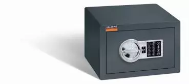Ein graphitgrauer Möbeltresor mit einem elektronischen Schloss. Die Tür ist geschlossen. Der Tresor steht vor einem weißen Hintergrund.
