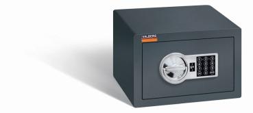 Ein graphitgrauer Möbeltresor mit einem elektronischen Schloss. Die Tür ist geschlossen. Der Tresor steht vor einem weißen Hintergrund.