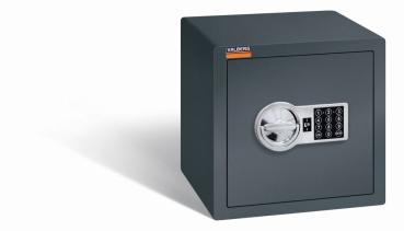 Ein graphitgrauer Möbeltresor mit einem elektronischen Schloss. Die Tür ist geschlossen. Der Tresor steht vor einem weißen Hintergrund.
