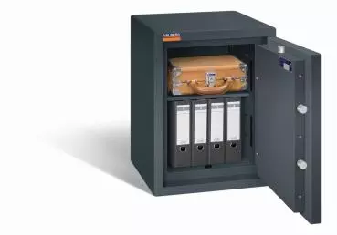 Ein graphitgrauer Möbeltresor mit einer geöffneten Tür. Im Innenraum befindet sich ein Aktenkoffer und eine Reihe schwarze Aktenordner. Das Produkt steht vor einem weißen Hintergrund.