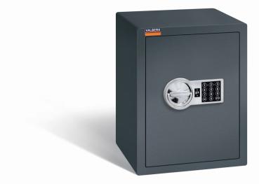 Ein graphitgrauer Möbeltresor mit einem elektronischen Schloss. Die Tür ist geschlossen. Der Tresor steht vor einem weißen Hintergrund.