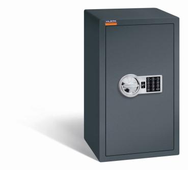 Ein graphitgrauer Möbeltresor mit einem elektronischen Schloss. Die Tür ist geschlossen. Der Tresor steht vor einem weißen Hintergrund.