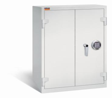 Ein lichtgrauer Aktenlagerschrank mit Elektronischem Schloss und zwei geschlossenen Türen. Der Tresor steht vor einem weißen Hintergrund.