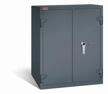 Ein graphitgrauer Aktenlagerschrank mit Doppelbart-Sicherheitsschloss und zwei geschlossenen Türen. Der Tresor steht vor einem weißen Hintergrund.