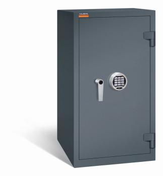 Ein graphitgrauer Aktenlagerschrank mit Elektronischem Schloss und einer geschlossenen Tür. Der Tresor steht vor einem weißen Hintergrund.