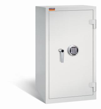 Ein lichtgrauer Aktenlagerschrank mit Elektronischem Schloss und einer geschlossenen Tür. Der Tresor steht vor einem weißen Hintergrund.