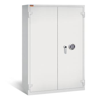 Ein lichtgrauer Aktenlagerschrank mit Elektronischem Schloss und zwei geschlossenen Türen. Der Tresor steht vor einem weißen Hintergrund.