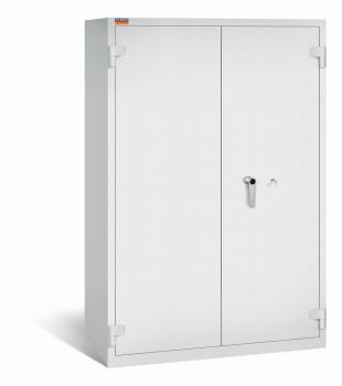 Ein lichtgrauer Aktenlagerschrank mit Doppelbart-Sicherheitsschloss und zwei geschlossenen Türen. Der Tresor steht vor einem weißen Hintergrund.