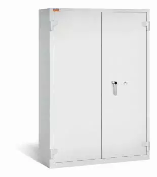 Ein lichtgrauer Aktenlagerschrank mit Doppelbart-Sicherheitsschloss und zwei geschlossenen Türen. Der Tresor steht vor einem weißen Hintergrund.