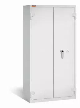 Ein lichtgrauer Aktenlagerschrank mit Doppelbart-Sicherheitsschloss und zwei geschlossenen Türen. Der Tresor steht vor einem weißen Hintergrund.