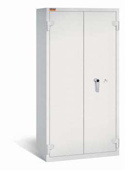 Ein lichtgrauer Aktenlagerschrank mit Doppelbart-Sicherheitsschloss und zwei geschlossenen Türen. Der Tresor steht vor einem weißen Hintergrund.