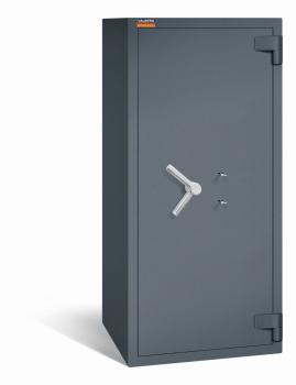 Geschlossener graphitgrauer Wertschutzschrank mit massivem Korpus und geschlossener Tür. Die Tür verfügt zwei Doppelbart-Sicherheitsschlösser. Der Tresor steht vor einem weißen Hintergrund.