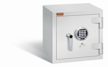 Geschlossener lichtgrauer Wertschutzschrank mit massivem Korpus und geschlossener Tür. Die Tür verfügt über ein Doppelbart-Sicherheitsschloss und einem Elektronisches Schloss. Der Tresor steht vor einem weißen Hintergrund.