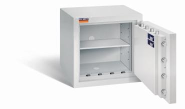 Geöffneter lichtgrauer Wertschutzschrank mit massivem Korpus und offener Tür. Im inneren befindet sich ein höhenverstellbarer Fachboden. Der Tresor steht vor einem weißen Hintergrund.